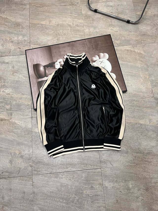 Moncler 蒙口男士黑色薄款光面立领拉链夹克外套 这款拉链卫衣采用男女同款设计 呈现光泽质感 是 8 Moncler Palm Angels 联名系列的典范