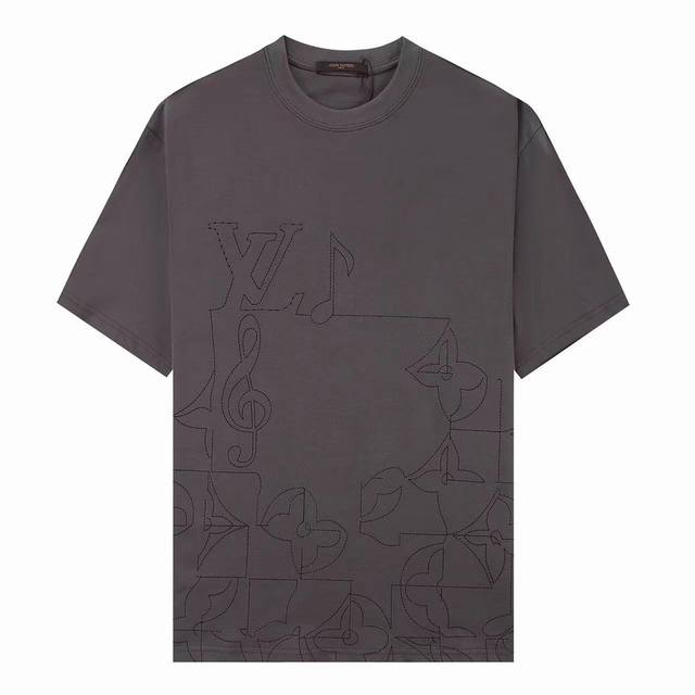品牌 Louis Vuitton 面料 %棉 码数: Xs. S. M L. 颜色 白色 . 怀旧灰色 全网独家定制辅料 专属包装 从主唛吊牌和包装都区别于市面