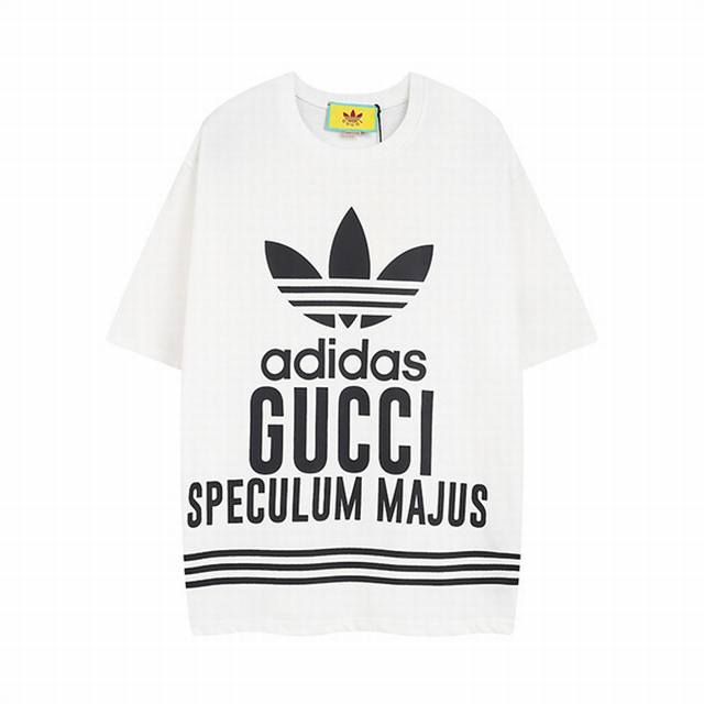 Gucci古驰##三条纹##Gucci X Adidas#纯色logo印花联名款 官方原版面料,定制32支双纱纯棉 克重 G 手感松软细腻又比一般棉布料扎实 舒