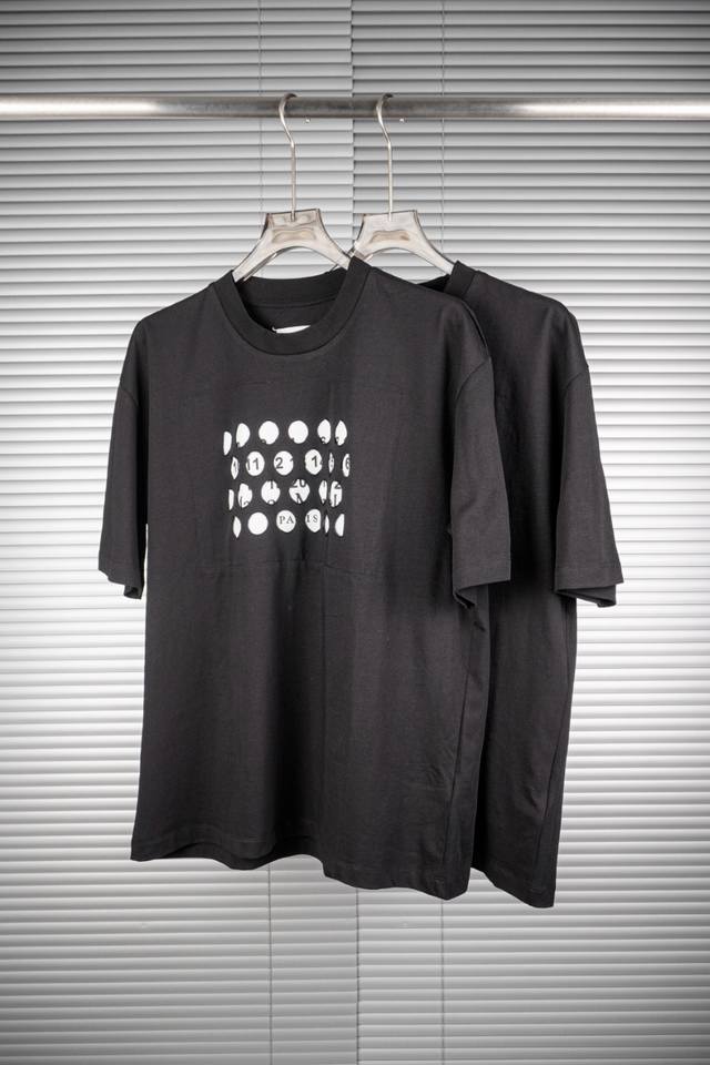 马吉拉洞洞短袖 黑色 马吉拉 Margiela 是知名时装品牌 以其独特的设计和高品质面料而闻名 重磅短袖t恤 工艺采用3D立体 G高品质面料 时尚潮流 Ove