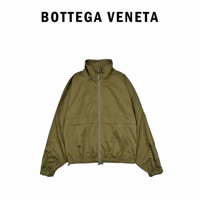 Bottega Veneta Bv 户外机能梭织立领运动套装外套 这款风衣套装主要以bv品牌的经典图案为设计灵感 纯色的基础款式 注重细节的雕琢 将简洁 优雅和