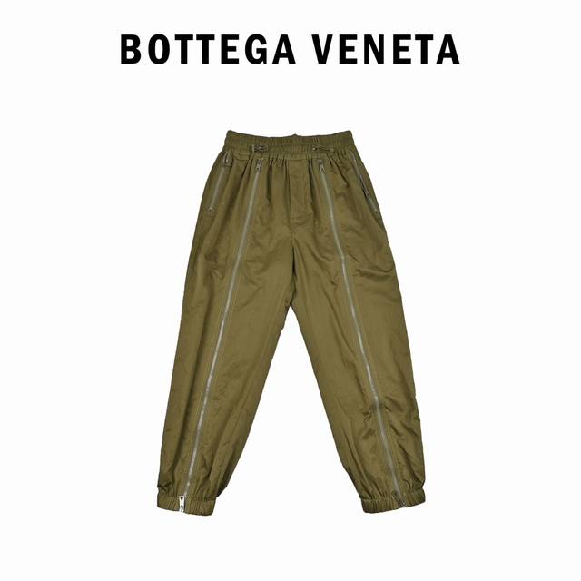 Bottega Veneta Bv 户外机能梭织运动套装长裤 这款风衣套装主要以bv品牌的经典图案为设计灵感 纯色的基础款式 注重细节的雕琢 将简洁 优雅和个性