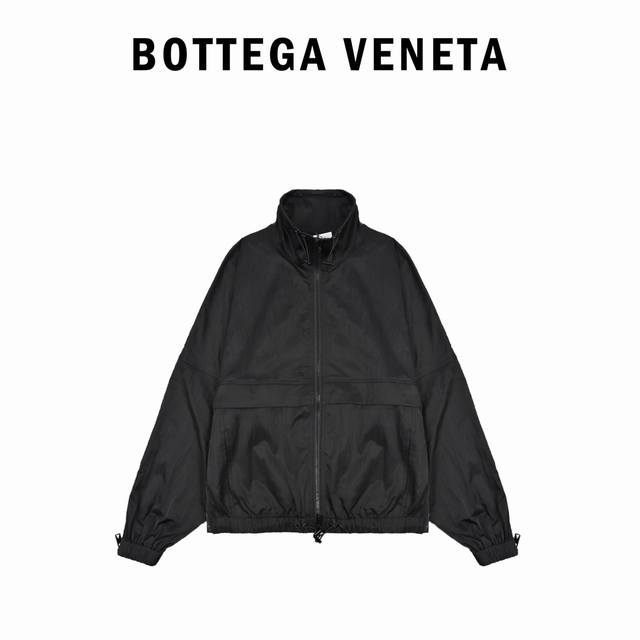 Bottega Veneta Bv 户外机能梭织立领运动套装外套 这款风衣套装主要以bv品牌的经典图案为设计灵感 纯色的基础款式 注重细节的雕琢 将简洁 优雅和