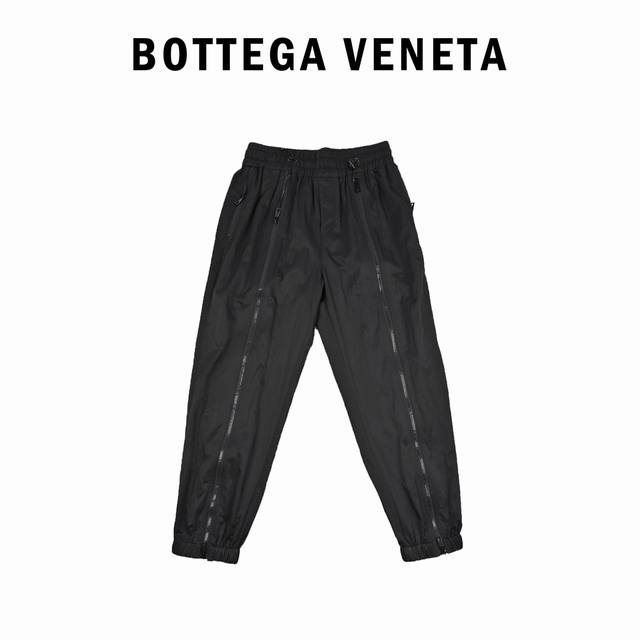 Bottega Veneta Bv 户外机能梭织运动套装长裤 这款风衣套装主要以bv品牌的经典图案为设计灵感 纯色的基础款式 注重细节的雕琢 将简洁 优雅和个性