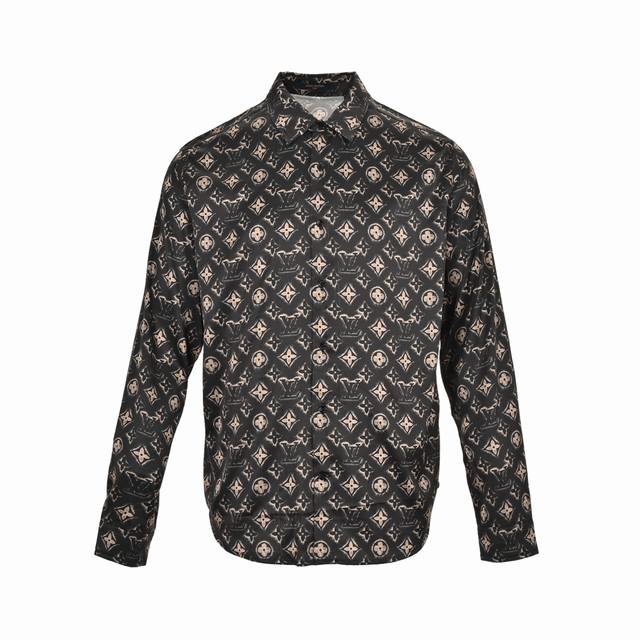 Louis Vuitton 路易威登 老花满印衬衫 这款衬衫采用了时尚的monogram设计风格 融合了时尚与舒适性的元素 让你在穿着时更加舒适自在 首先 这款