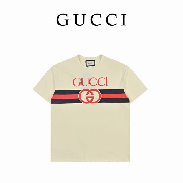 Gucci 古驰 复古标识印花短袖 从80年代的印花汲取灵感 这款短袖针织棉t恤巧妙运用古驰创星说 Gucci Cosmogonie 系列的加长织带 演绎复古风