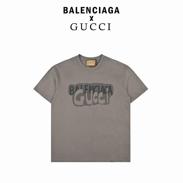 Balenciaga联名gucci双字母直喷工艺短袖 最近频繁出现在潮人的搭配中 绝对是双倍率眼的古驰巴黎世家联名短袖 独特的设计及放肆的颜色搭配 让你轻松成为