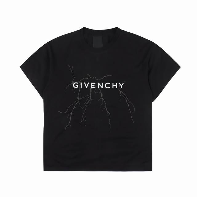 Givenchy纪梵希gvc 24款 反光闪电短袖t恤 采用50支双股面料 兼顾透气性 刻字模采用反光材料用不同颜色两次进口机压花而成 标志logo图案 做工复