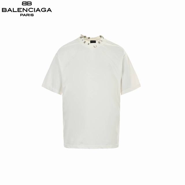 Balenciaga 巴黎世家穿孔五金扣短袖 采用32支双纱 2 克重面料 进口针织针梳棉进行制作 厚度适中 有垂感又有轮廓型 上身就是一个舒适 对微胖身型包容