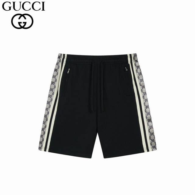 Gucci 古驰 24Fw 蛇纹串标短裤 明星同款双g织带蛇纹短裤 透气舒适度高 手感细腻柔软 上身版型超赞 潮流男女同款 采用顶级面料 手感非常细腻. 上身舒