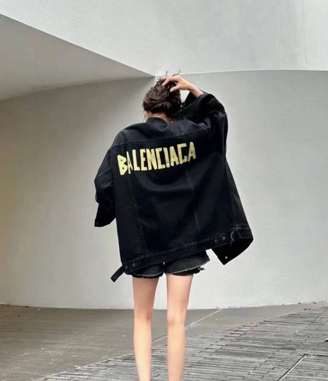 Balenciaga巴黎世家 24Ss 后背涂鸦黄色胶带情侣款高品质牛仔外套夹克 牛仔界的顶级天花板 采用重工水洗牛仔面料舒适透气 经过多重工艺打造 整体颜色不