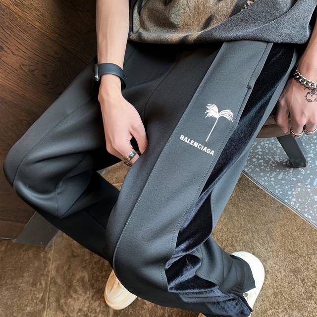 巴黎世家balenciaga新款椰树高街拉链直筒休闲运动裤 不仅有着高街品牌的高品质保证 而且还采用了最流行的裤脚拉链设计 让你的穿着更加个性化 它的材质柔软舒