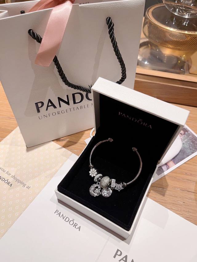 Pandora 潘多拉 星月手镯 配全套包装 新款同款潘家星月手镯 代表着幸运和希望的潘多拉 每一颗珠子都很精致 单独拿下来也可以当项链吊坠 性价比超高的 相信