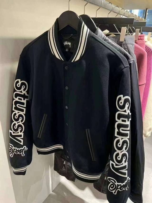 Stussy新款24Ss Varsity Jacket 双袖植绒贴布刺绣棒球服 男女同款 2024春夏 高热单品双袖经典的字母贴花设计 简约却有着很好的分辨率