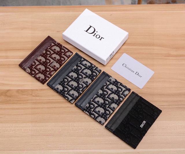 Dior 迪奥老花卡包 四色可选 共四个卡位+一个零钱位 可放身份证 银行卡等各种卡 给你的卡安一个家 再也不用在包包里翻来覆去的找卡了 强烈推荐 每个有卡之人