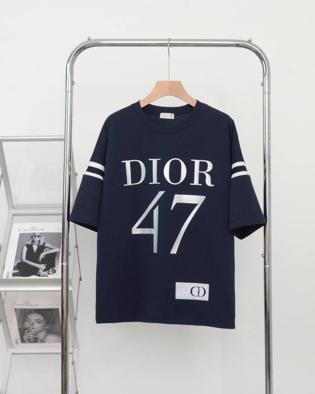 迪奥24早春新款t恤展示dior 1947标志印花 向 Dior承传以及这一具有历史意义的年份致敬 采用白色棉质平纹针织精心制作 呈现时尚的烧花效果风格 搭配罗