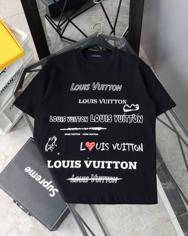 Louis Vuitton 路易威登 情人节限定 字母印花 大logo标识精致升级 灵感源自八十年代复古 原版面料 官方同款 短袖t恤 同缸染面料 手感非常舒服