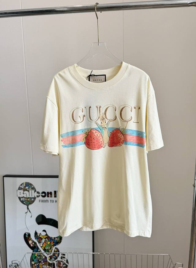 品名 高品质 Gucc* 24Ss新款彼得兔系列草莓兔短袖t恤 尺码 S.M.L 颜色 杏色 设计感十足 干净又清爽 满满的青春活力 真的狠难不爱啊 凹起造型来