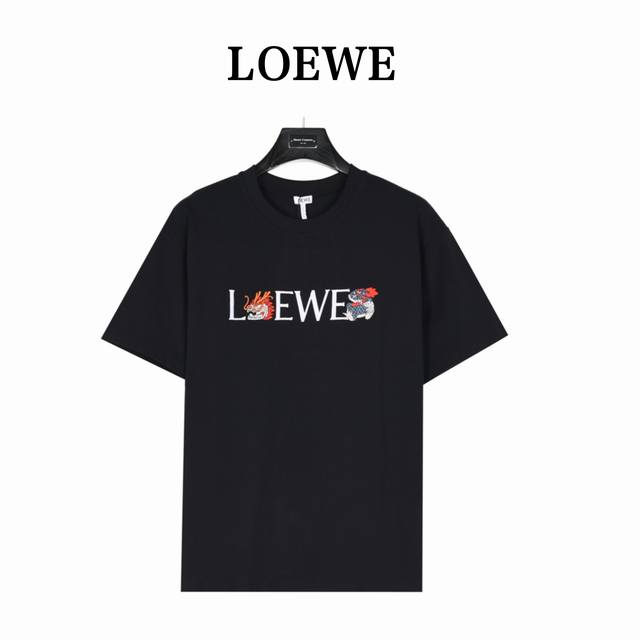 Loewe 罗意威 24Ss 龙年限定logo刺绣短袖t恤 为庆祝龙年新春的到来 品牌呈现一系列色彩靓丽的甄选成衣和配饰 并饰有各种充满怀旧意味的龙图案 动物图