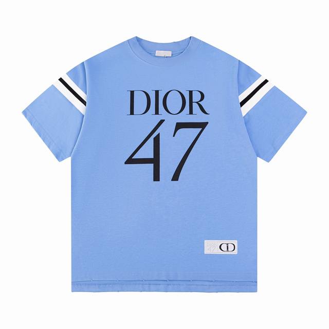 Dior 24Ss新款胸前大印花短袖t恤 采用21支双精梳紧密纺纱 运用进口防掉色活性染料对板定染彩蓝色 袖口织带采用提花罗纹横机对板定织织带 印花处精细对板花