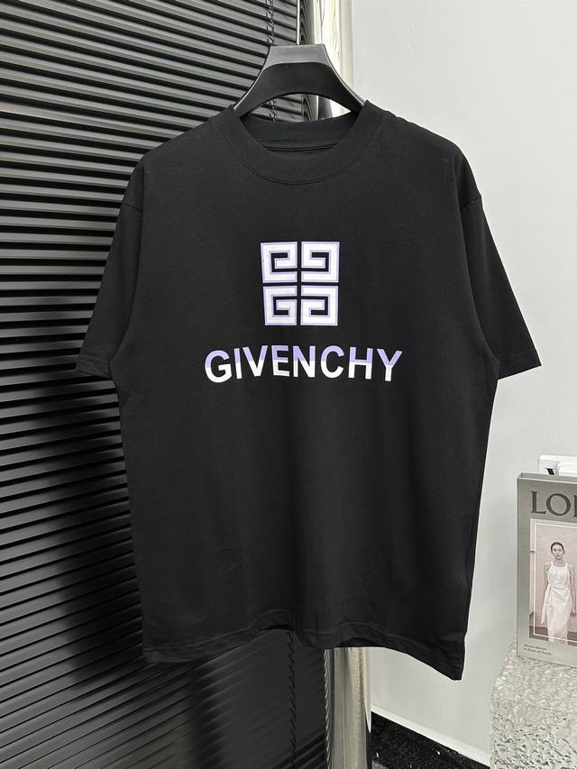Givenchy 纪梵希 24Ss圆领短袖t恤 采用32支双纱2 G重面料 对色定染面料 超精细平网印花工艺 潮流感十足 采用细致纱网材质做网板 定染面料 宽松