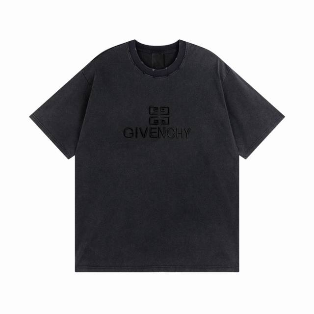 Givenchy 纪梵希24Ss水洗做旧款4G精工刺绣短袖t恤 被称为法国时装界的绅士的givenchy的风格所在。1952年，纪梵希这个品牌在法国正式诞生，它