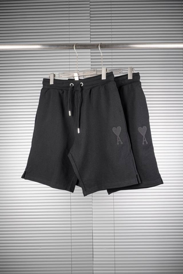 Ami短裤 黑色 面料细节解析 面料采用新疆棉 克重480-500 100%有机棉圈 面纱21支加密 紧密度高 布面经过轻蚀毛 特殊手感处理等多道染整工序 使面