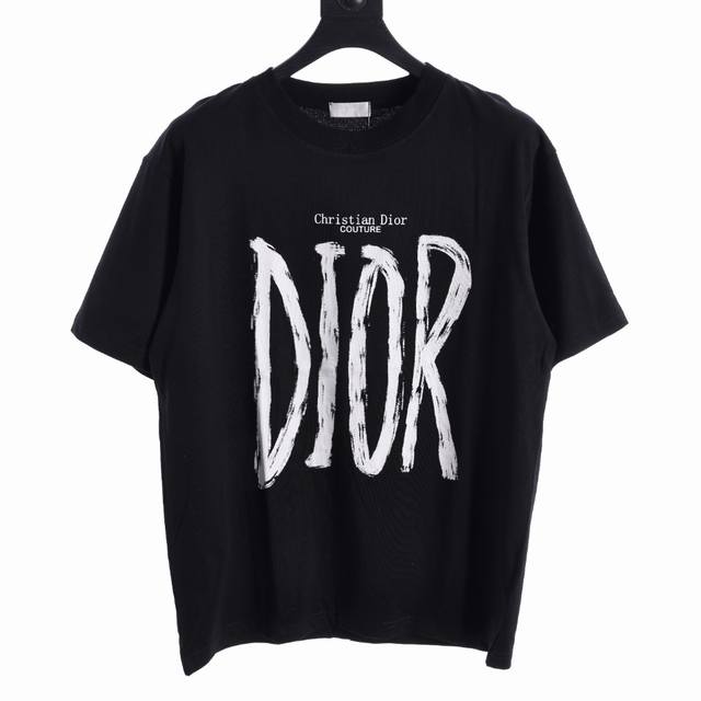 Dior 迪奥cd 24Ss字母大logo手绘印花短袖t恤 颜色：黑色 白色 面料采用纯棉精梳棉面料，印花采用进口水浆，上身效果宽松休闲，宽松版型，三标齐全，男
