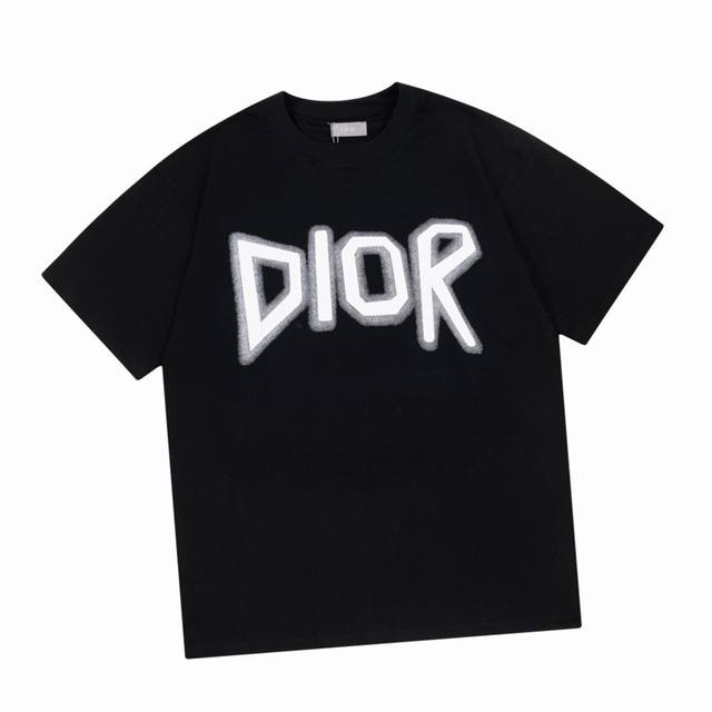 迪奥 Dior 夏季新款，经典字母渐变涂鸦圆领短袖t恤，32支260克纯棉面料，印花更加立体清晰自然，久洗不裂，即使大面积印花也舒适透气，时尚好看。 Color