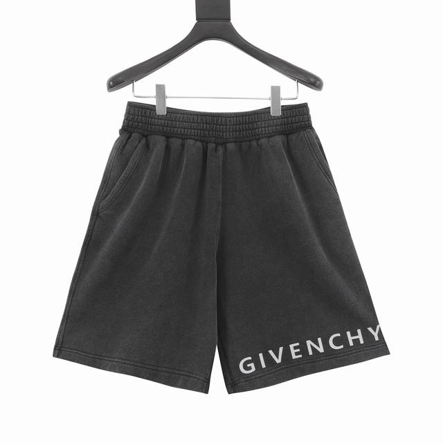 Givenchy 纪梵希 水洗反光字母短裤 万能搭配的基础款 这条短裤值得拥有，高级感十足，高标配的男女同款 不挑人不挑身材，能够搭配出n种的日常生活look