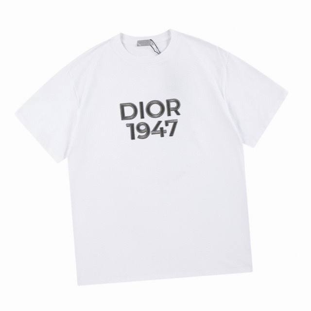 迪奥 Dior 夏季新款，经典1947图案字母饱满绣花圆领短袖t恤，采用定制定染高克重原版面料，洗水完高达280G纯棉双纱面料，面料柔软舒适且不变形，宽松ove