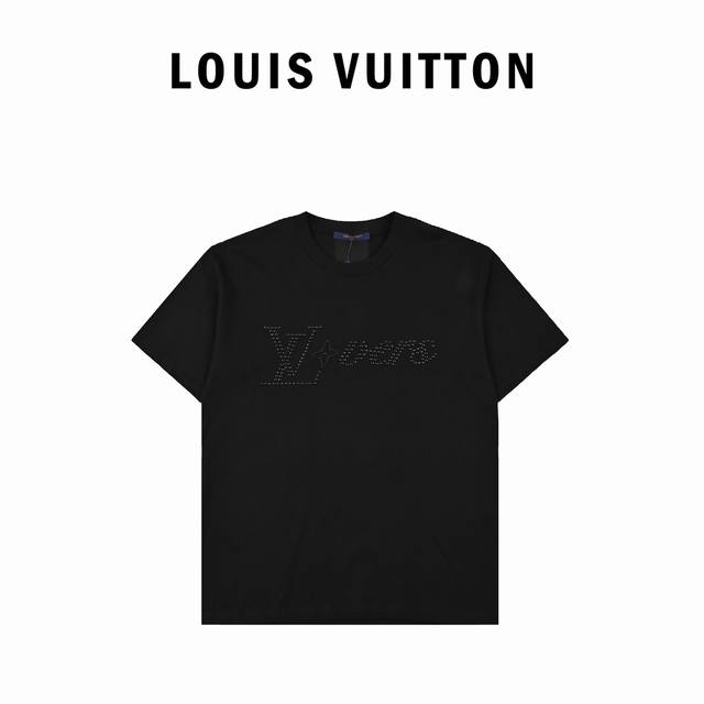 Louis Vuitton路易威登24Ss铆钉绣花短袖 采用230G32S双纱纯棉面料，胸前呈现饰钉和3D花卉刺绣，四叶草花卉图案苞芯立体刺绣工艺，采用具有光泽