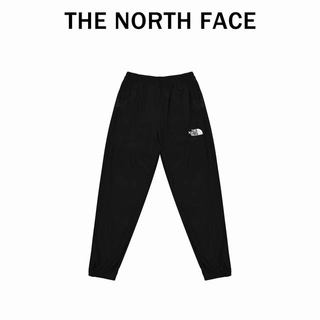 The North Face北面经典小标速干裤 面料超级舒服90%锦纶10%氨纶 是适合春夏秋三季的轻量款，跟夏天轻薄如纸的材质比会略微厚一丢丢，但总体还是轻薄