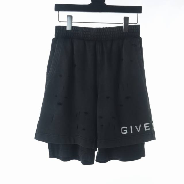 Givenchy纪梵希gvc 23Ss 破洞印花假两件短裤 定制26支爽棉320克毛圈面料，激光定位割，还原原板每一个位置。洗水做旧，松紧腰部直筒剪裁。 注意：