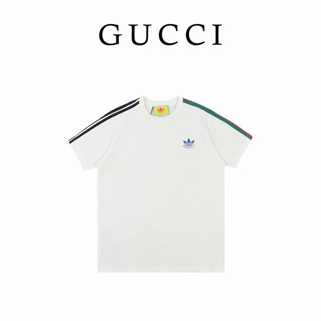 Adidas X Gucci 联名 针织棉t恤 融汇两个品牌丰富且历史悠久的典藏元素，缔造兼具怀旧风格和现代气质的出众系列。订制辅料 区别世面其他版本 这款针织