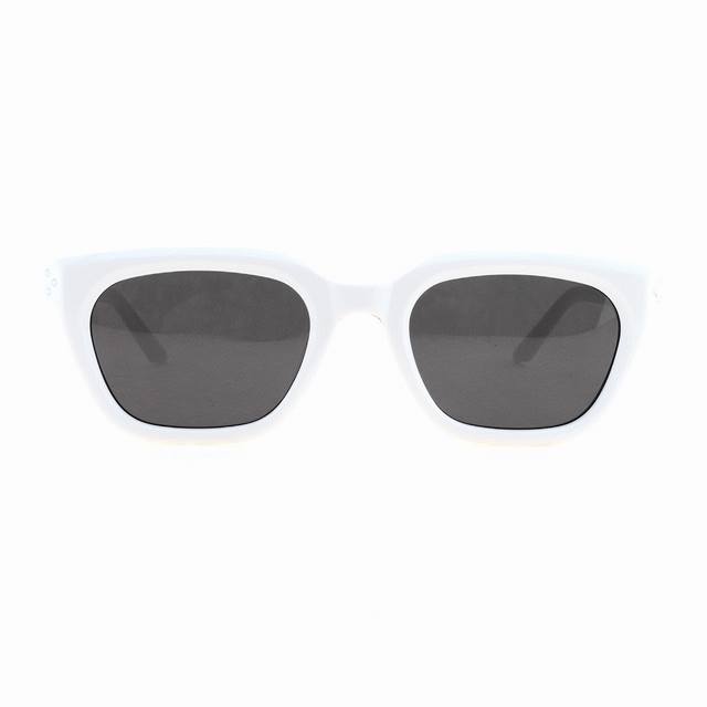 Gm Hovo W2方形太阳镜 白色 Hovo W2为gentle Monster 2024 Collection太阳镜。镜框采用白色板材材质，搭配灰色镜片。小