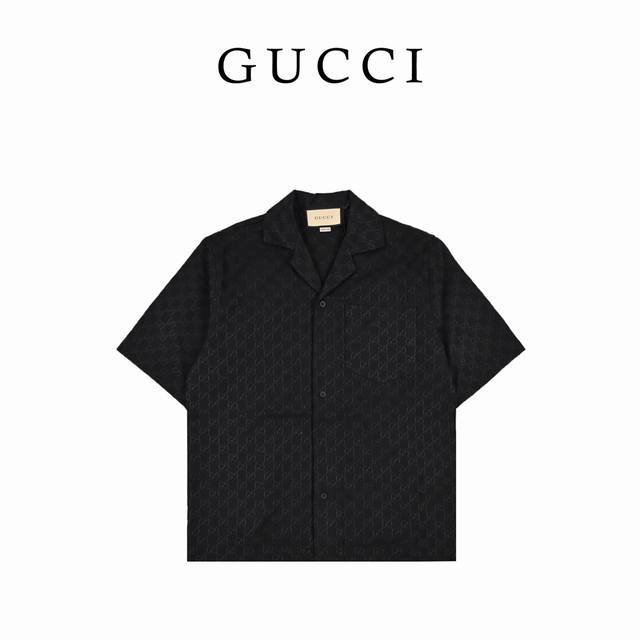 Gucci古驰经典双g老花帆布短袖衬衫 Gg印花元素品牌创立百年，双g衬衫短裤套装aria-时尚咏叹调 系列，这款采用gg Supreme帆布。大身对花剪裁缝制