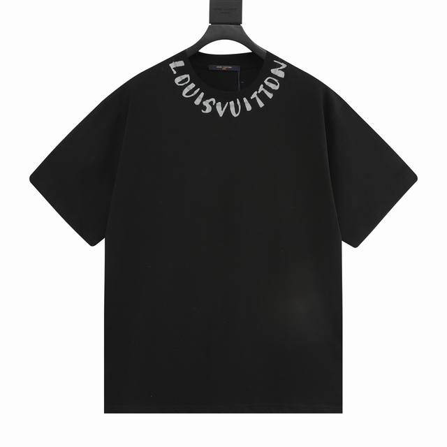 Louis Vuitton 路易威登 24Ss领口logo链条标识胶印圆领短袖t恤 颜色：黑色 白色 采用客供硫精棉面料，领襟处配以品牌字母logo进口胶条标志