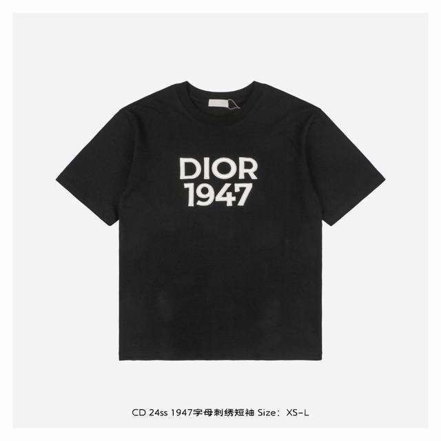 Dior 迪奥 24Ss 1947字母刺绣短袖 面料采用270克重精梳棉，定制1*1螺纹，成衣两遍水洗处理，面料舒适亲肤无异感，定制定染面料， 纺织密度高，垂感