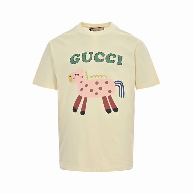 Gucci 古驰 24Ss 卡通童趣系列印花短袖 选用客供定制针织100%纯棉面打造,面料手感细腻，厚实有质感的纯棉布 高密度的机织工艺，如棉絮般柔紧致舒适 有