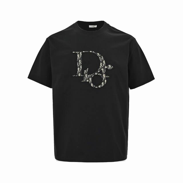 Dior 迪奥 23Ss 老花贴布字母短袖 这款 T 恤来自 Dior By Erl 尊享联名系列。 采用黑色棉质竹节平纹针织面料精心制作， 胸前饰以老花小蜜蜂