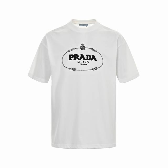 Prada 普拉达 24Ss 牙刷绣刺绣字母logo短袖 基础款我们最在意的就是面料和版型，P家经典修身版型，特殊立裁工艺，上身线条流畅，不管偏胖或是胖瘦的身材