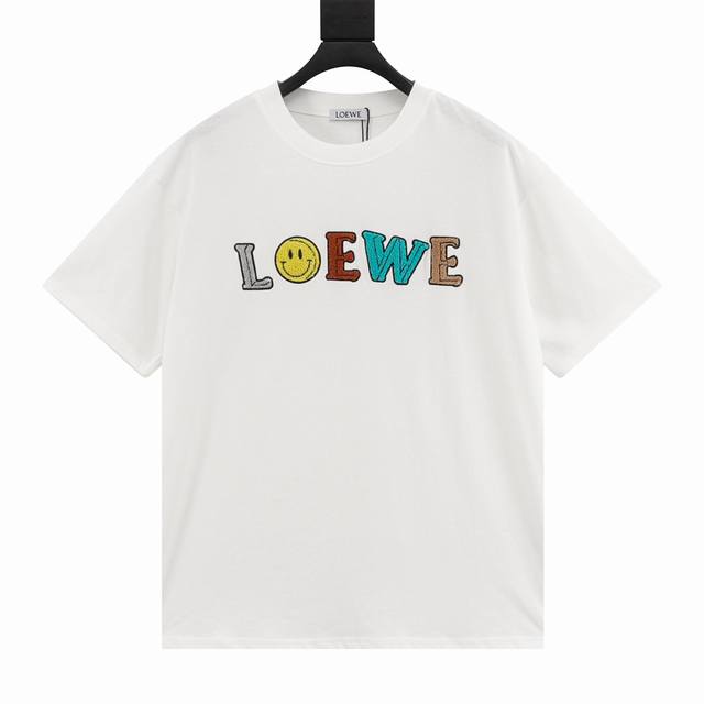 Loewe 罗意威 24Ss 毛巾绣字母短袖 原版购入开发，面料采用80S精梳棉，260克重 螺纹：32S精梳纱，1乘1螺纹工艺：上身质感拉满 Logo处采用特