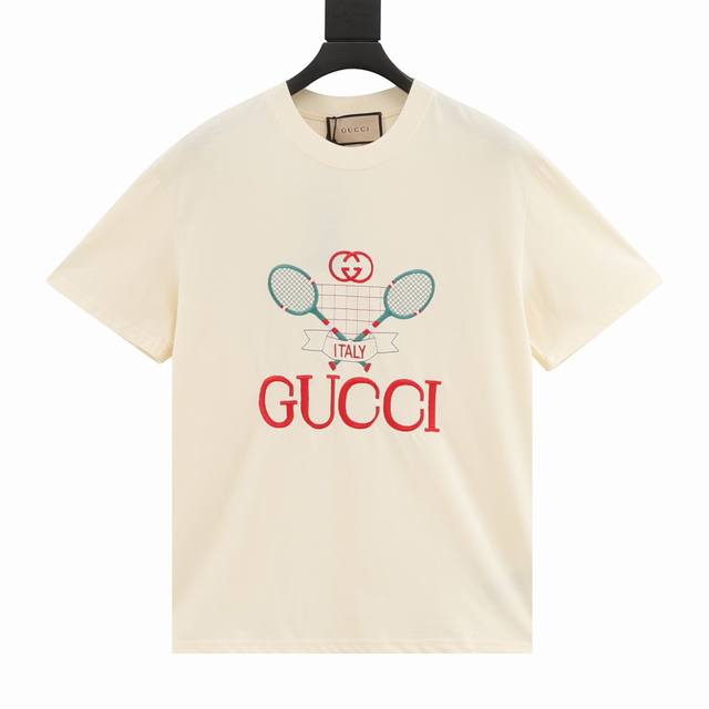 Gucci 古驰 23Ss 网球拍刺绣短袖 面料采用270克重精梳棉，定制1*1螺纹，成衣两遍水洗处，面料舒适亲肤无异感，定制定染面料， 纺织密度高，垂感佳，不
