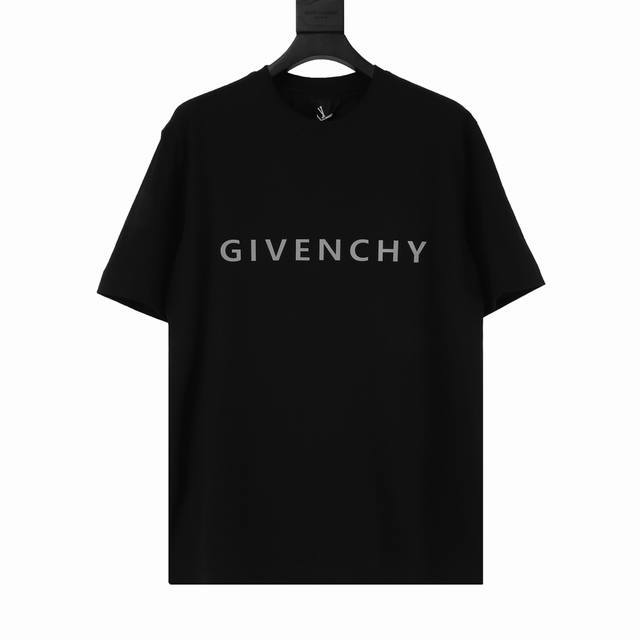 Givenchy 纪梵希 反光字母印花圆领短袖 采用50S双股丝光棉，克重160G; 搭配32S,2×2螺纹。对色定染、面料螺纹同缸无色差。#丝光棉面料 柔软抗