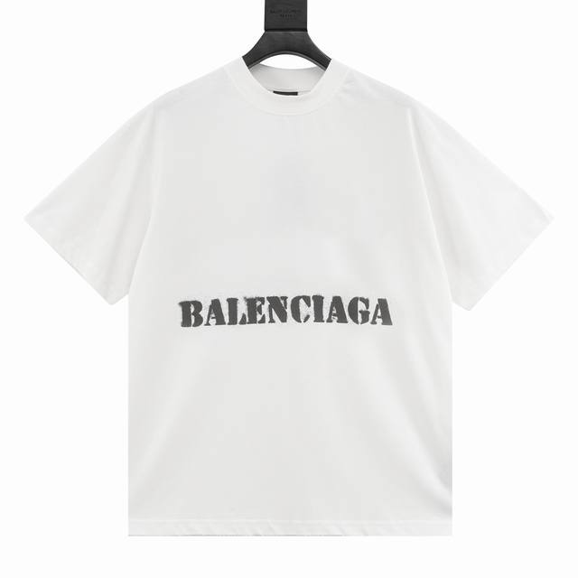 Balenciaga巴黎世家 前后虚化字母短袖t恤 印花材料采用安全环保无毒婴儿认证的发泡材料；印花轮廓清晰干净，有康丽机器出来的质感；如果衣服要清洗的话，建议