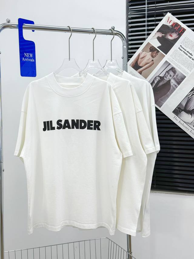 Jil Sander 胸前字母简约短袖t恤 重磅高克重面料 面料采用320G双纱全棉,面料很重,更突显版型,无论是颜色还是面料在t恤中都很罕见,足以见得在面料上