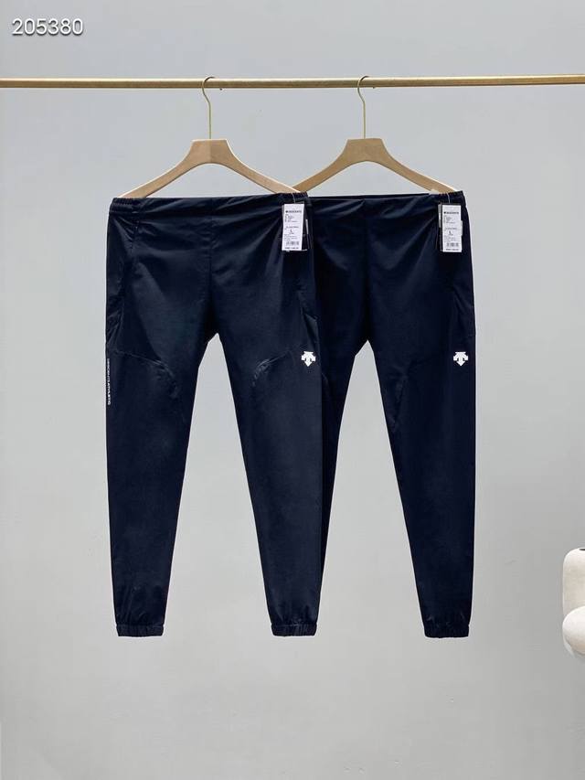 Descente迪桑特 Training系列 男士梭织运动休闲户外长裤 冷感面料，零感梭织运动透气排汗小直筒长裤，3D立体裁剪版型设计，风格简洁而不失运动属性，