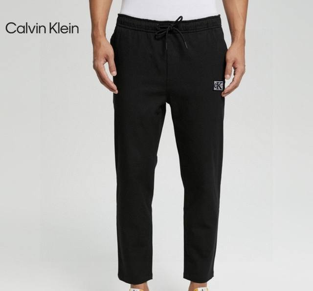 Ck2024春季新款男士休闲运动裤！ 舒适度绝非市面普通面料所比！Ck这个品牌已经成为全球比较青睐的公司， 大家对它的热度还是屈指可数的。 经典简约的logo，