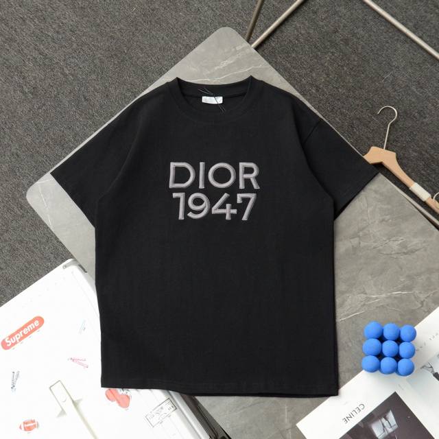 上新 顶级复刻 高端定制 Dior 迪奥 新款1947刺绣logo休闲圆领短袖t恤 款号：67715 颜色：黑色 白色 购入原版开模打造，全套定制辅料，细节决定
